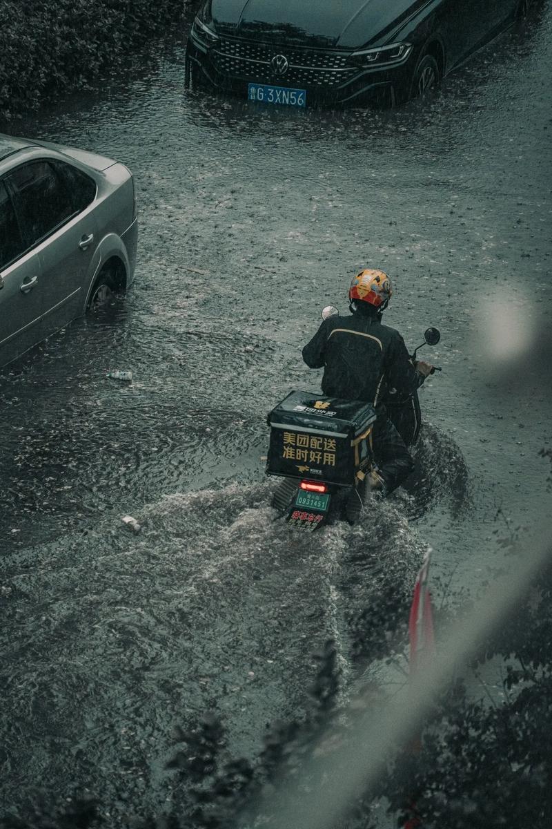 风里雨里，谁为骑手兜底？