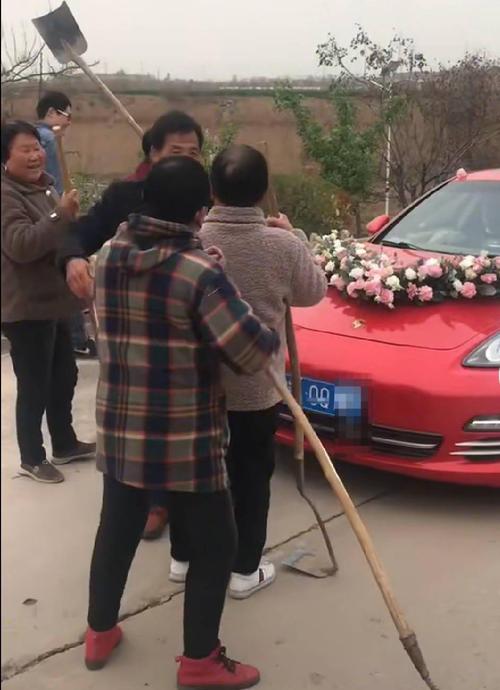 婚车遇劫实录：要烟不成竟毁24万小金人 幕后黑手竟是婚庆圈惯犯