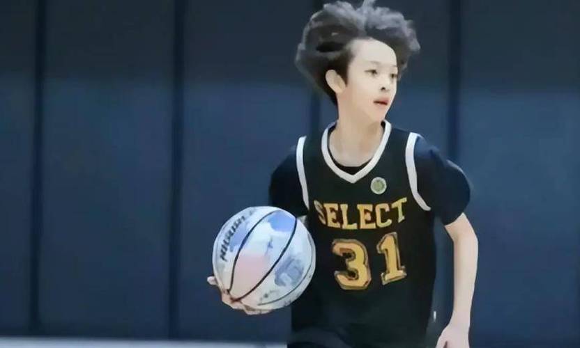 孙俪真会生，13岁的儿子又瘦又高又帅气，脸型和五官神似妈妈 
