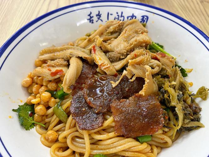 湖南版本的牛肉面，16元一碗，还能免费续面