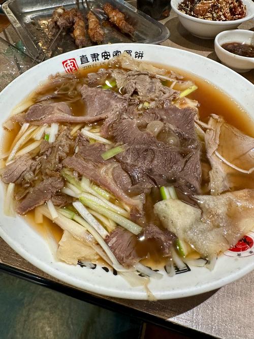 定州景点都集中在一起，停车免费，牛肉罩饼就是牛肉汤泡饼