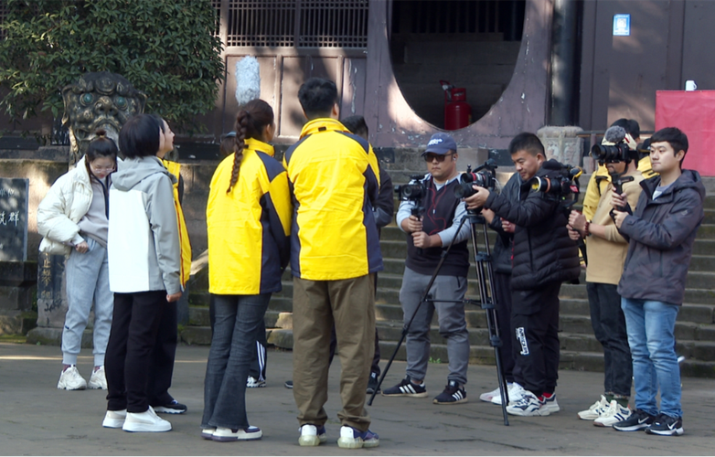 大叔挑战318奔向西藏，在户外露营被围观，从蓬溪到达大石镇