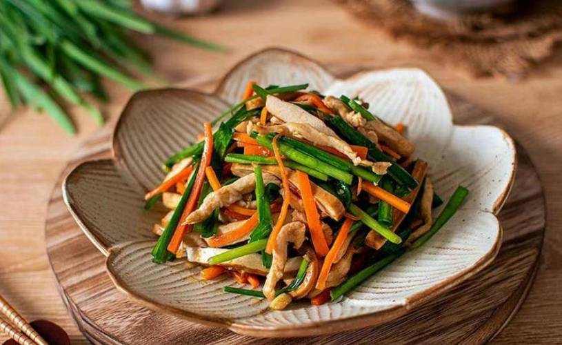 寻味丨春韭油淋小管 低脂春日佳肴